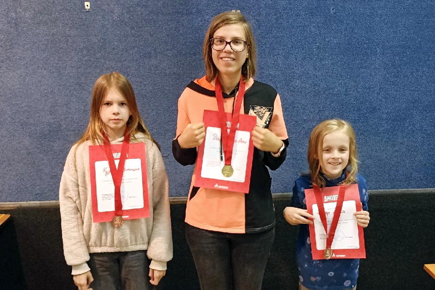 Алиса юнкер юная шахматистка. Юнкер алиса шахматы. Юнкер алиса шахматы. Юнкер алиса шахматы. Алиса юнкер юная шахматистка.