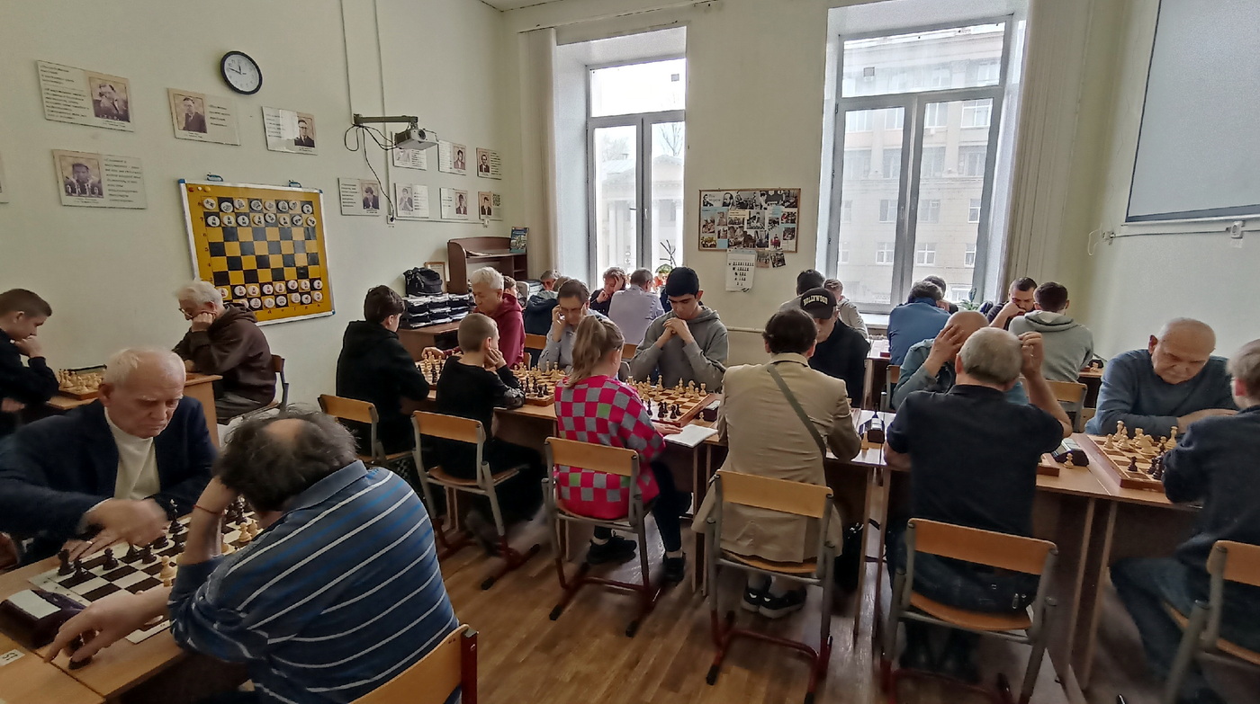 Молодой шахматист. Кубок титанов 2024 шахматы. Ребенок с кубком за шахматы. Шахматы саратов трансляция. Кубок титанов 2024 шахматы.