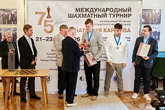 Анатолий Карпов наградил Владислава Артемьева за победу в турнире в честь своего юбилея