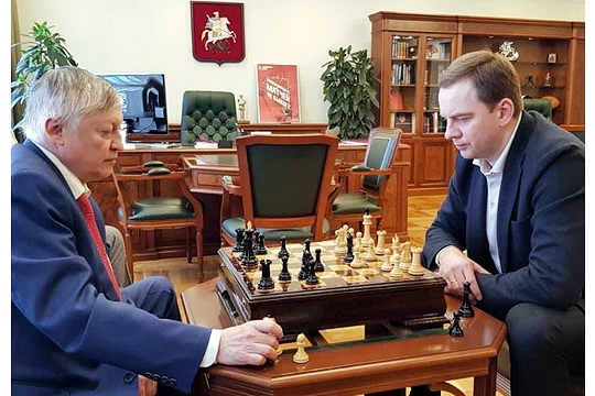 Анатолий Карпов сыграл партию в шахматы с Алексеем Кондаранцевым
