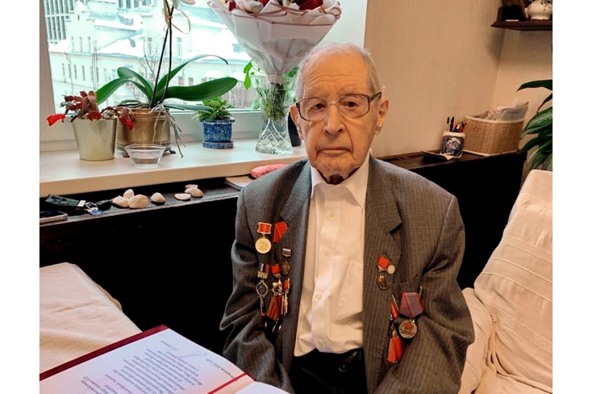 Сергей Собянин поздравил Юрия Авербаха со 100-летним юбилеем