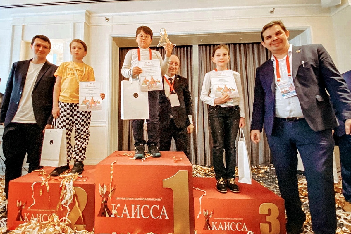 Золотая пешечка 2024. Золотые шахматы на черном фоне. Золотая пешечка 2024. Золотая пешечка 2024. Золотая пешечка 2023.