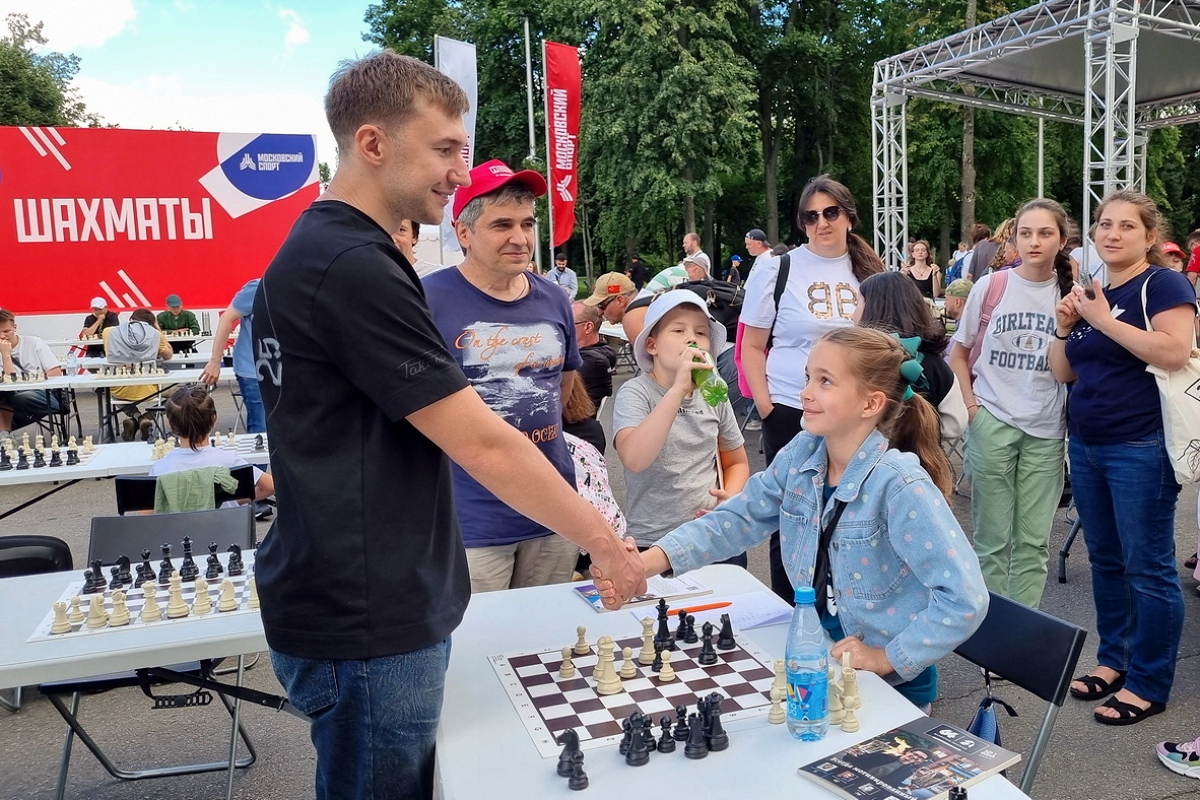 Московские гроссмейстеры провели сеанс одновременной игры на 100 досках в Лужниках
