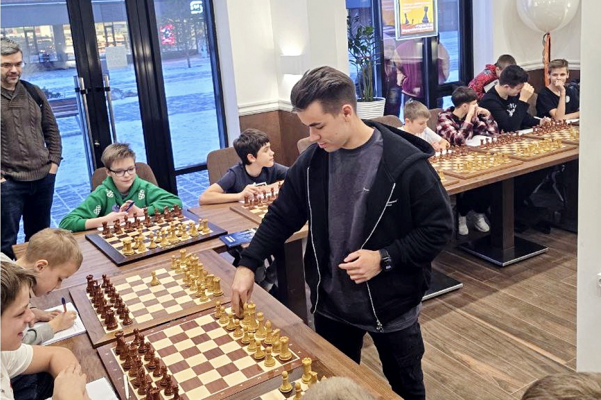 Матвей Гальченко провел сеанс одновременной игры в клубе King’s Gambit