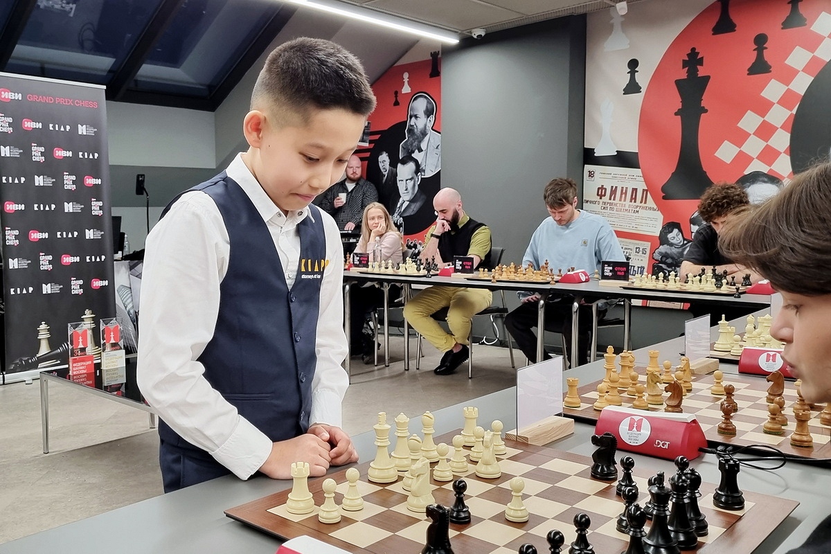 Роман Шогджиев провел сеанс одновременной игры на открытии Иви Grand Prix Chess II