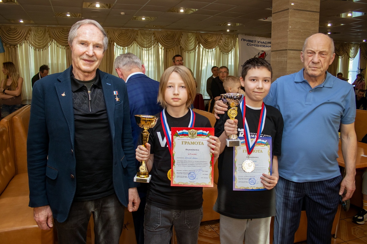 Валерий Токарев наградил победителей детского турнира в честь Дня космонавтики