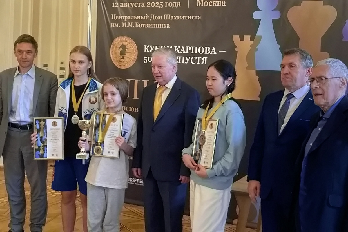 Алиса Юнкер выиграла турнир по блицу «Кубок Карпова – 50 лет спустя»