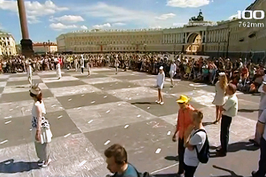 На Дворцовой площади Санкт-Петербурга сыграли в «живые» шахматы