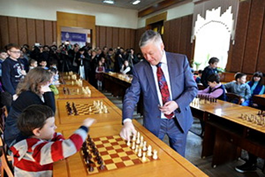 Анатолий Карпов открыл финал «Белой ладьи» в Кишиневе