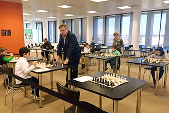 Александр Злочевский провел сеанс одновременной игры в БЦ «Белая площадь»